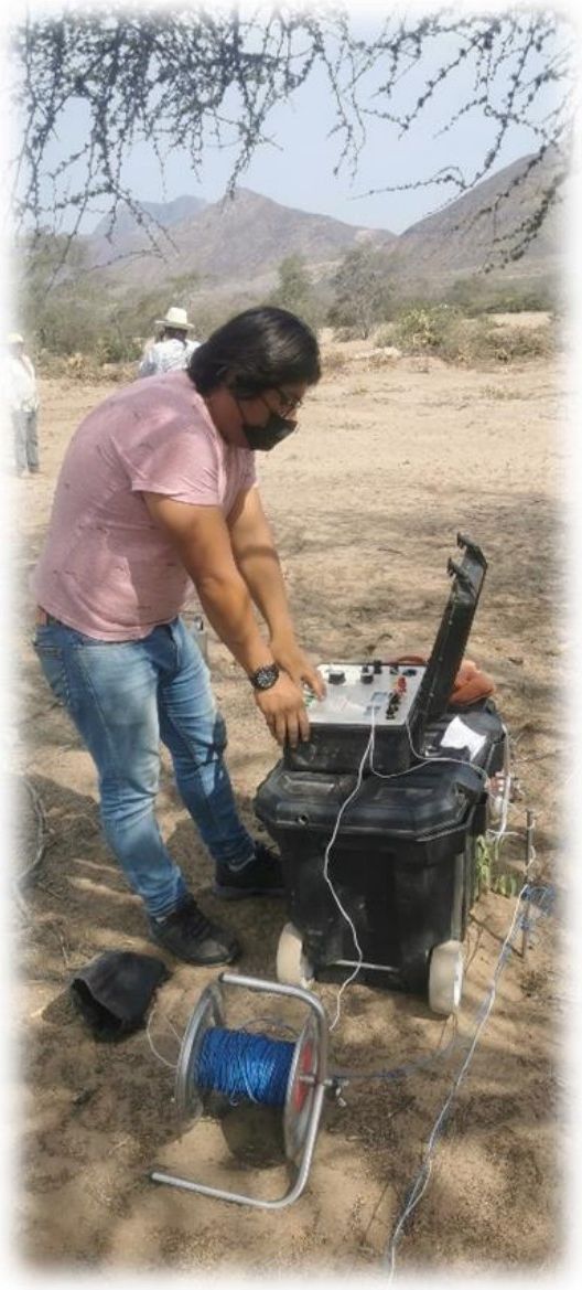 Ingeniero realizando un Sondaje Eléctrico Vertical (SEV) en el terreno de la asociación.
